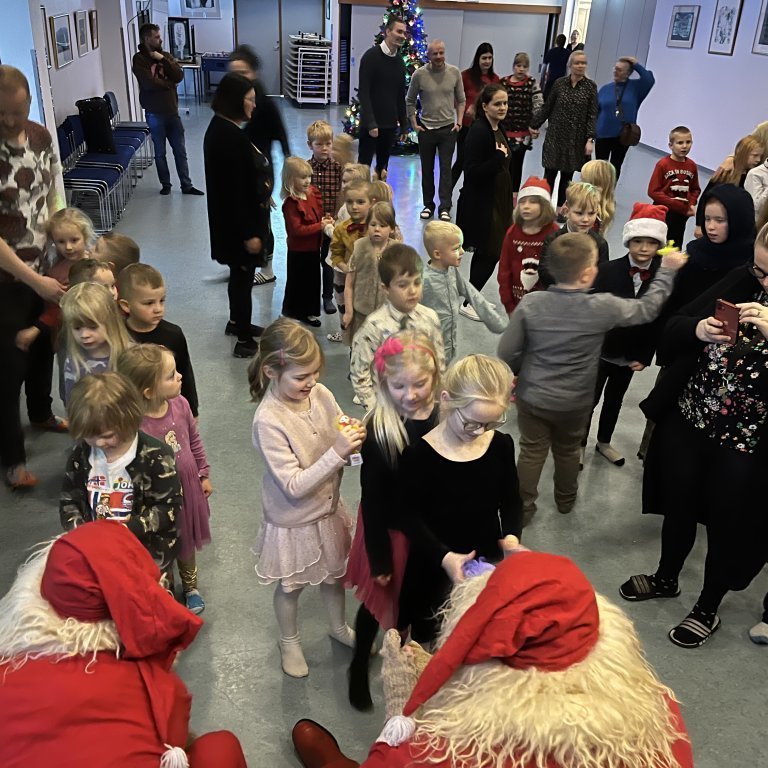 Jólasveinar gefa gjafir