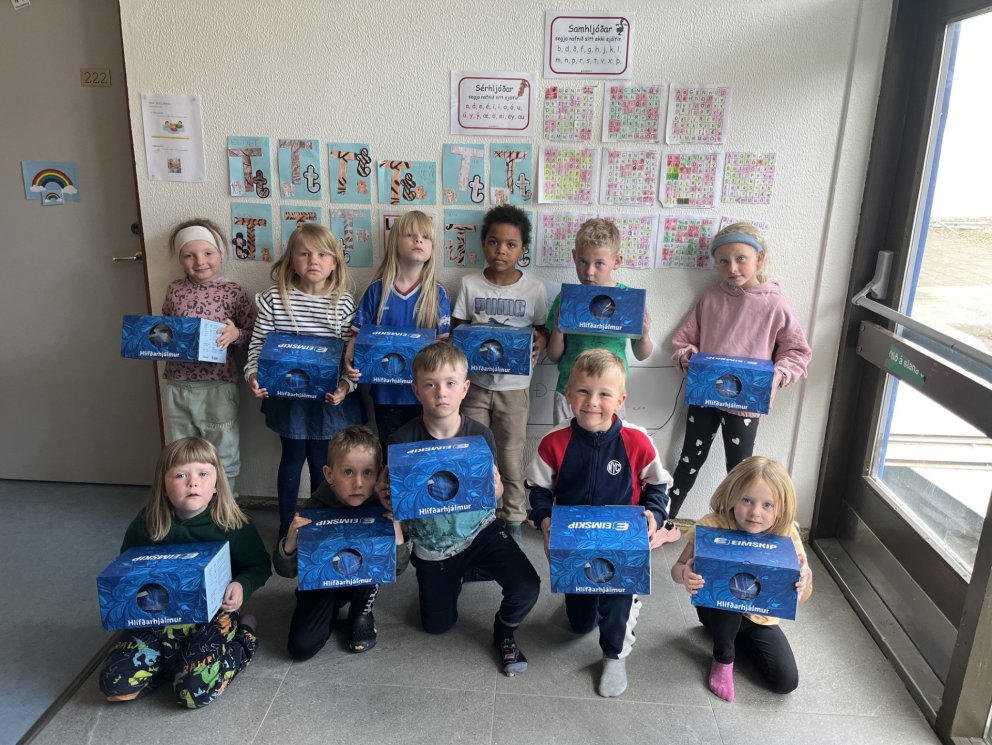 Nemendur 1. bekkjar fá hjálma að gjöf