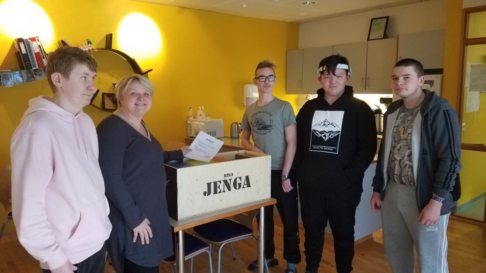 Smíðanemendur færa skólanum gjöf