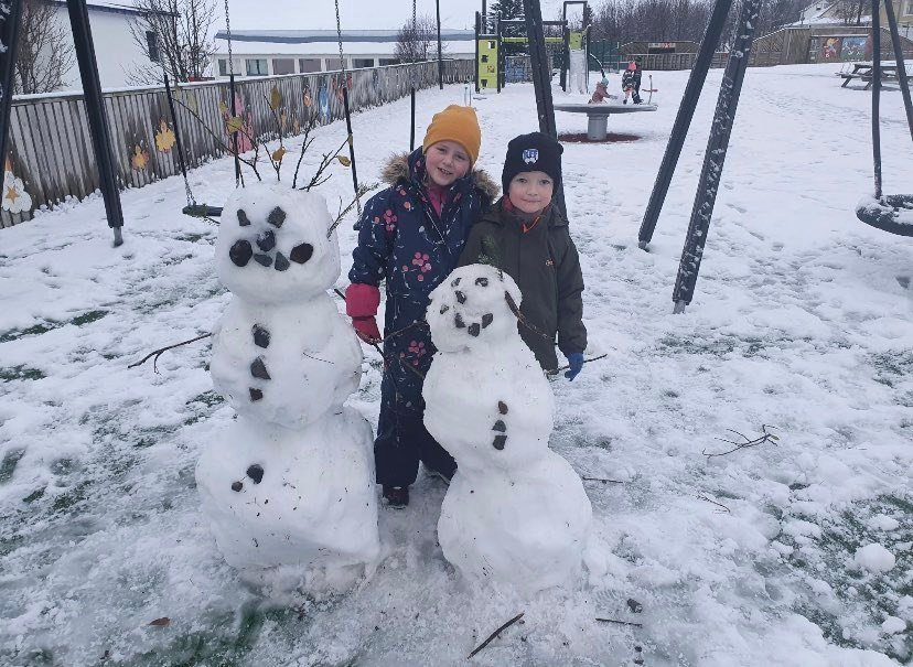 Svana Nótt og Hákon Hrafn nemendur í 2.bekk ásamt snjókörlunum Ólafi og Snæfinni.