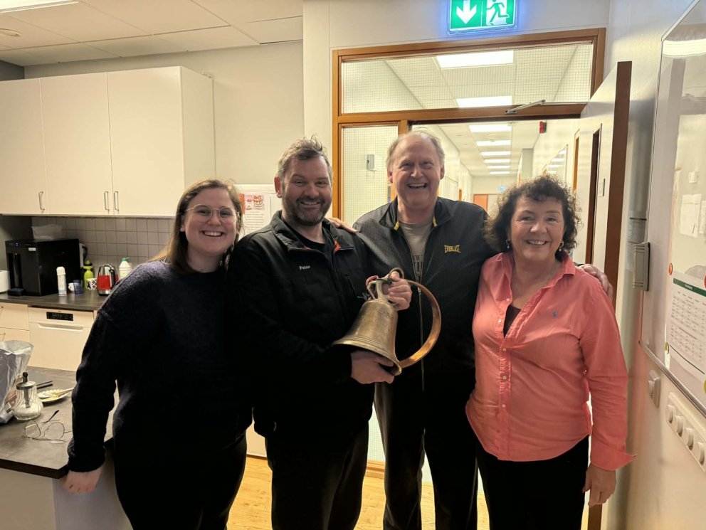 Gamla skólabjallan á leiðinni heim