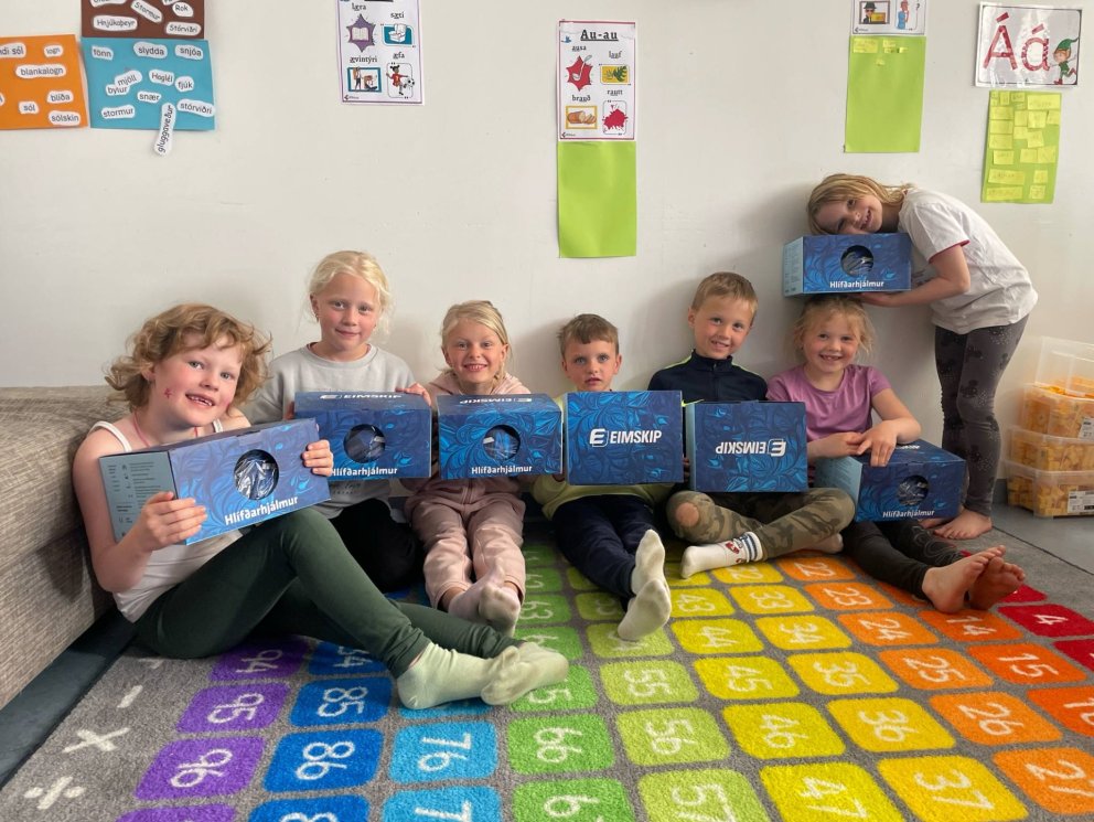 Nemendur 1. bekkjar fá hjálma að gjöf