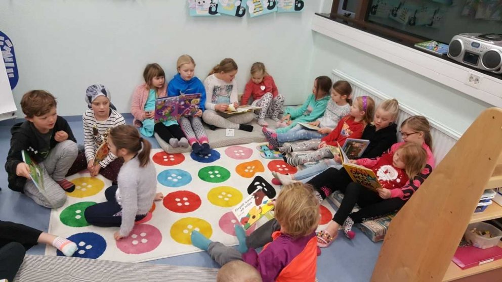 Nemendur 4. bekkjar lesa fyrir 1. bekkinga