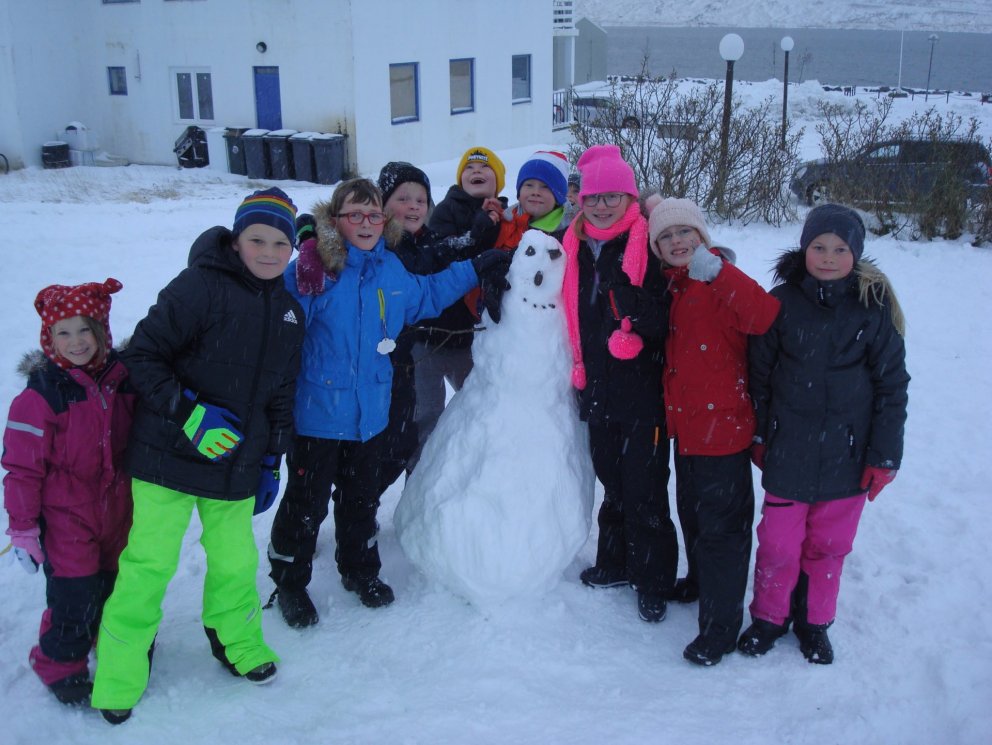 Hressir nemendur í frímínútum.