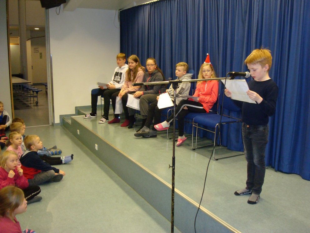 Tómas í 3. bekk les af snilld upp úr nýrri bók