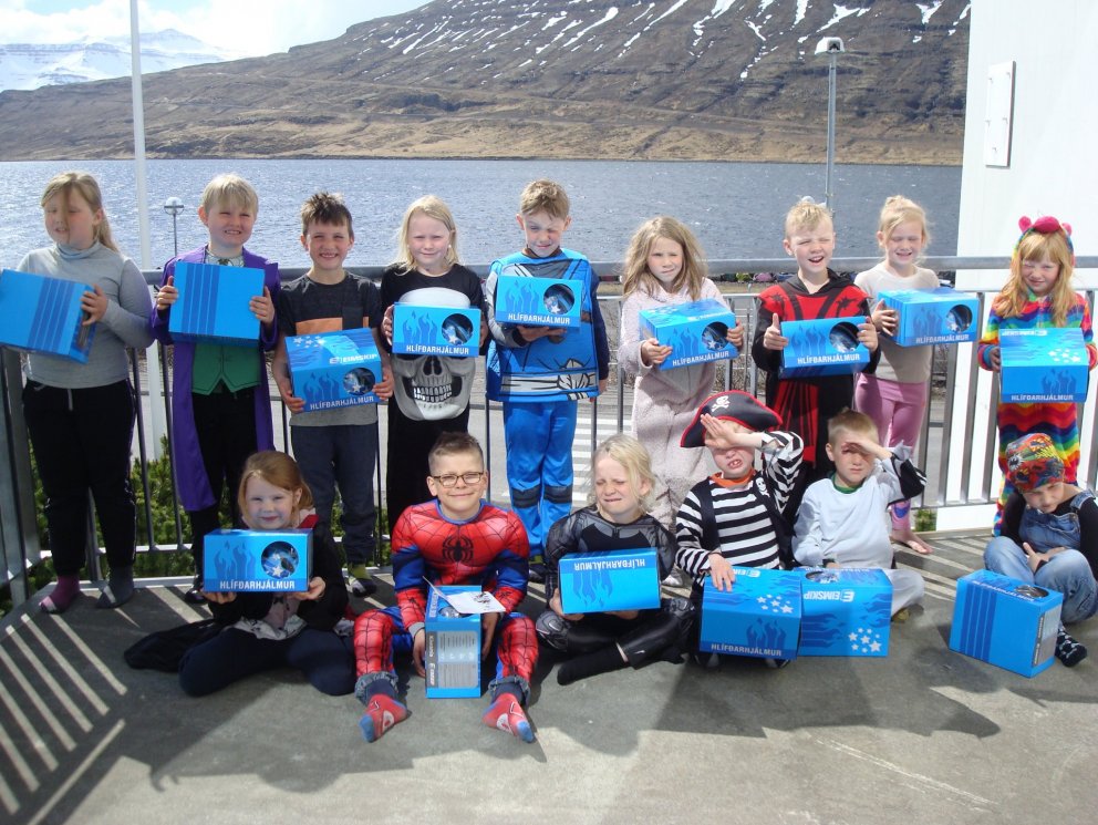 Kátir 1. bekkingar með hjálmana sína