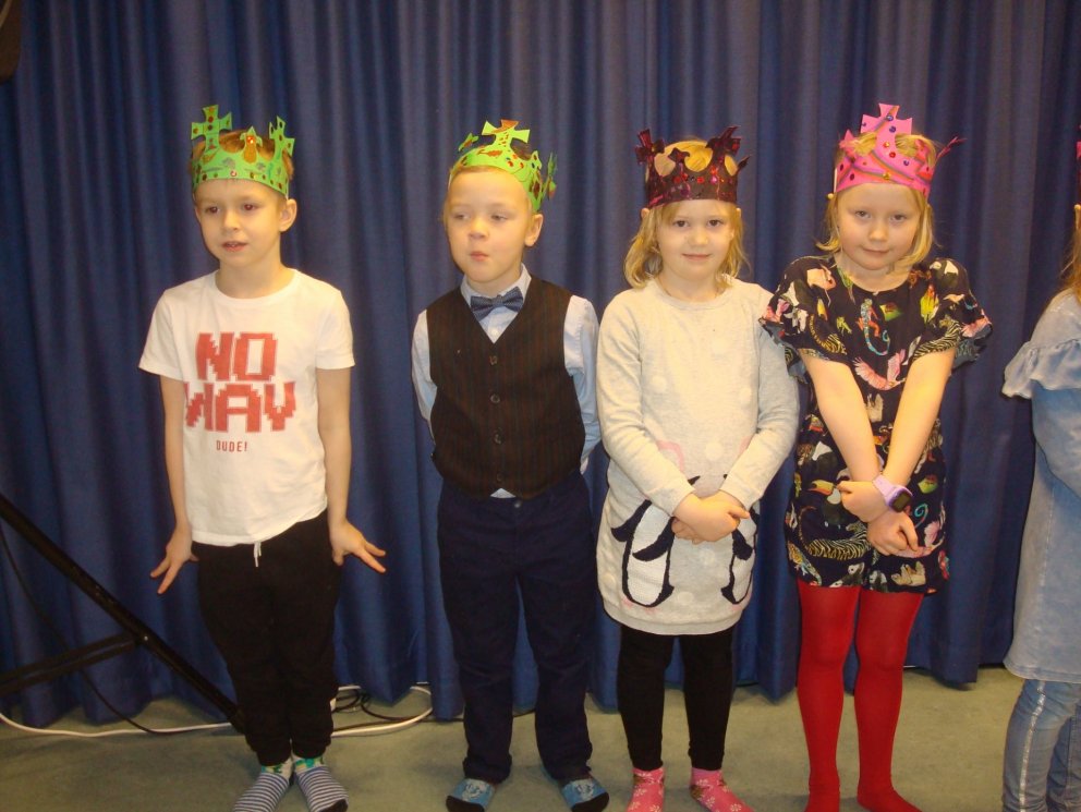 Fyrstu bekkingar stíga á stokk.