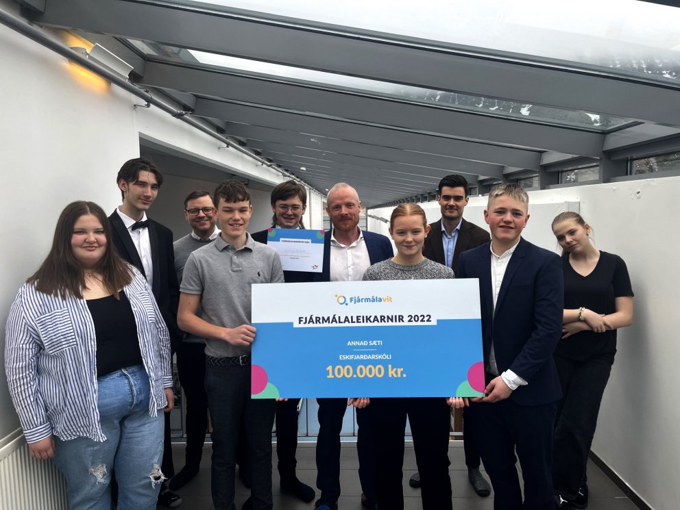 Hér má sjá hluta af 10. bekkingum ásamt þeim Benedikt, Brynjari og Heiðari Högna Guðnasyni umsjónark…