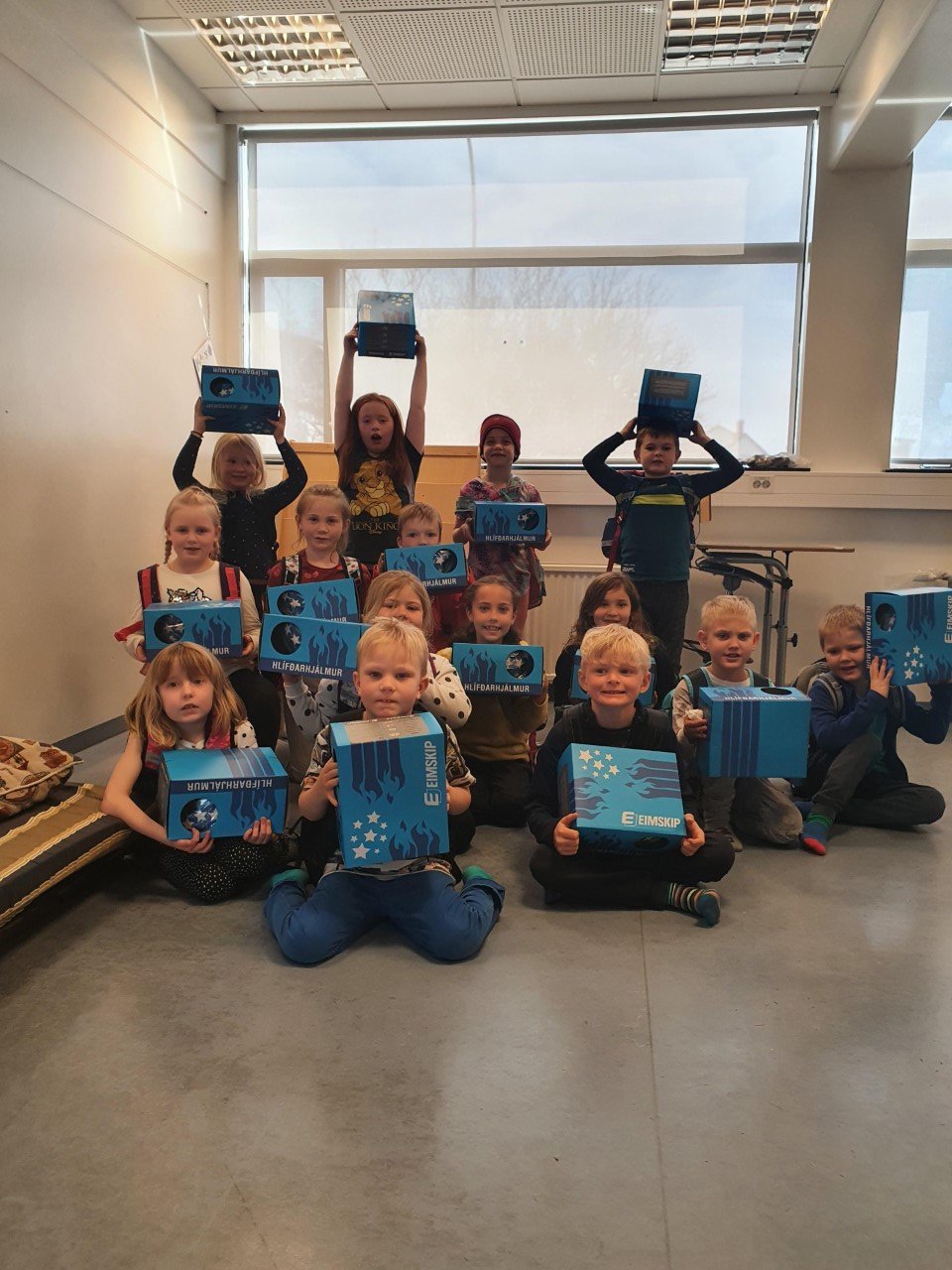 1. bekkur fær hjálma