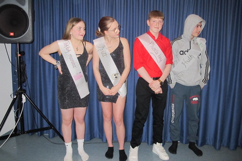 Afhending til nemenda sem skreytt hafa skólalífið.