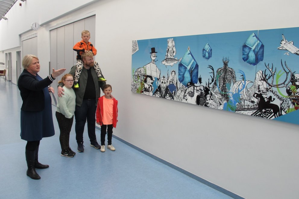 Listamaðurinn Odee afhendir Ástu Stefaníu skólastjóra verkið góða.