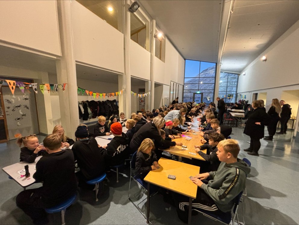 Nemendur Eskifjarðarskóla spila Olsen Olsen.