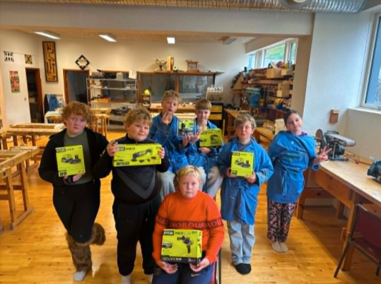 Sagir, borvélar og stórhugur: Verkfærasalan og Eskja styðja við smíðadeildina!