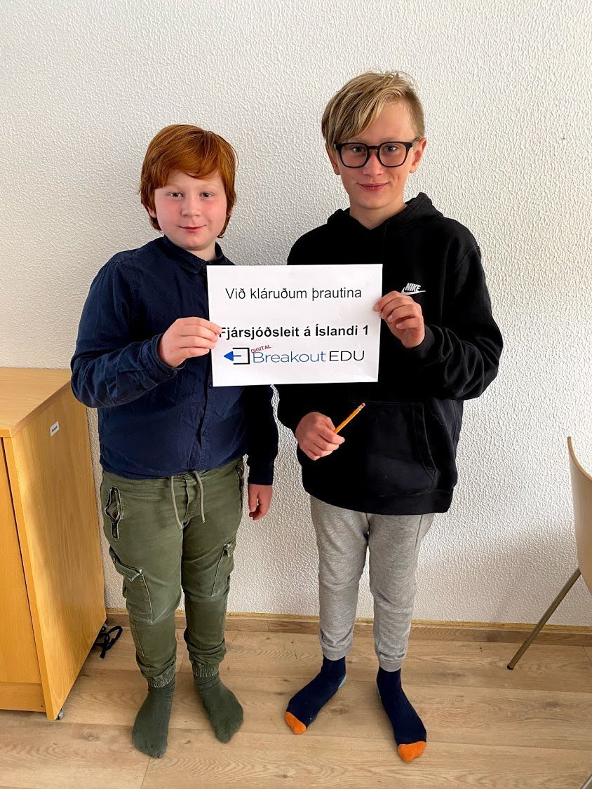 Flottir strákar af miðstiginu ánægðir með verk sitt.