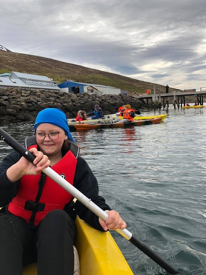 Hressir krakkar á miðstiginu á kajökum frá Sjósporti.