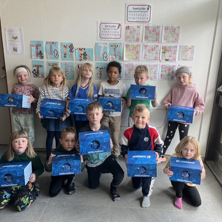 Nemendur 1. bekkjar fá hjálma að gjöf