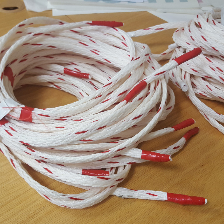 Skólinn fær sippubönd að gjöf