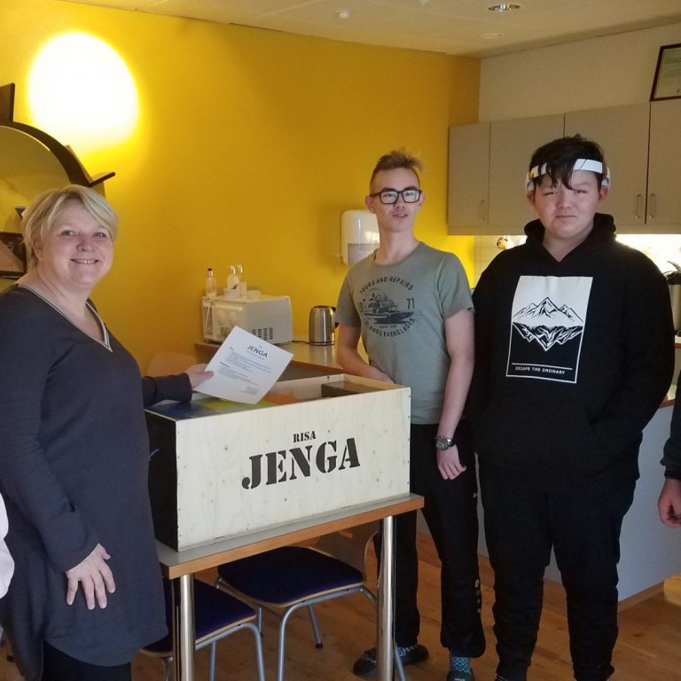 Smíðanemendur færa skólanum gjöf