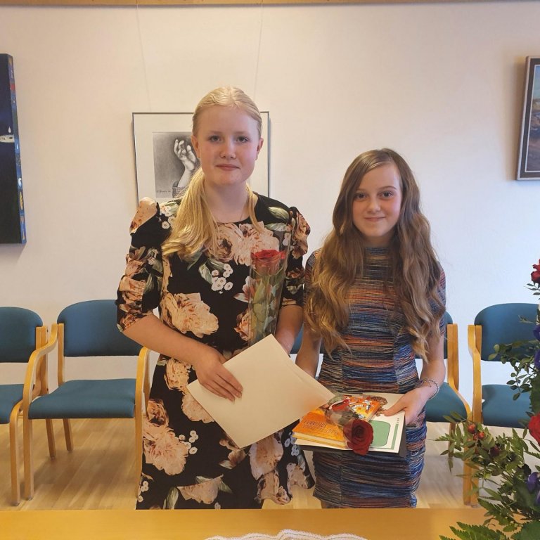 Keppendur Eskifjarðarskóla í Stóru upplestrarkeppninni 2022 Katrín María Jónsdóttir og Salóme Una Ar…