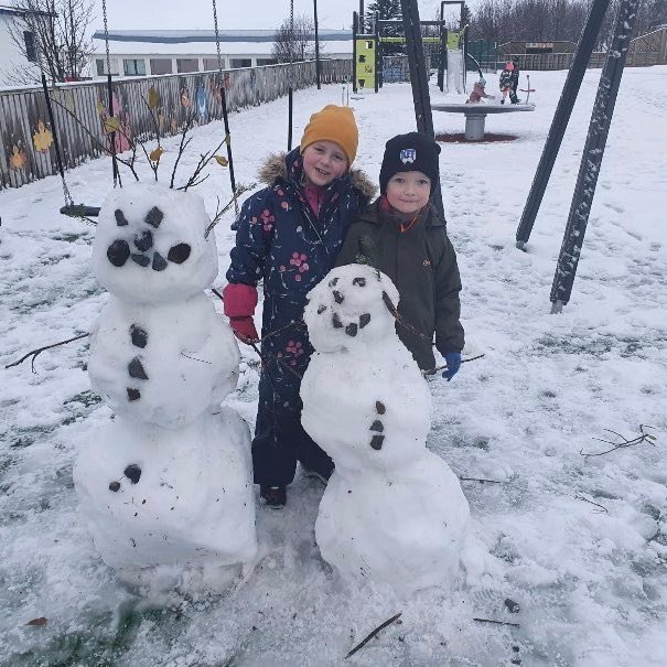 Svana Nótt og Hákon Hrafn nemendur í 2.bekk ásamt snjókörlunum Ólafi og Snæfinni.