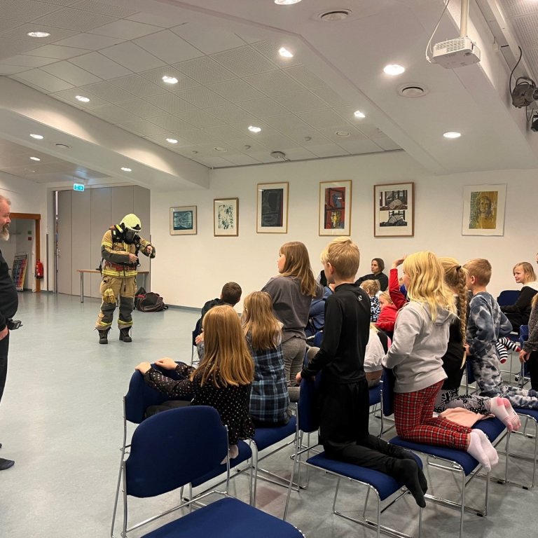 Heimsókn slökkviliðsins í 3. og 4. bekk Eskifjarðarskóla