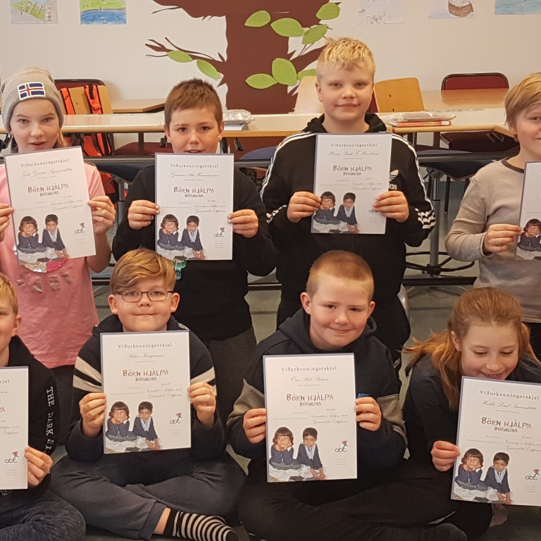 Börn hjálpa börnum