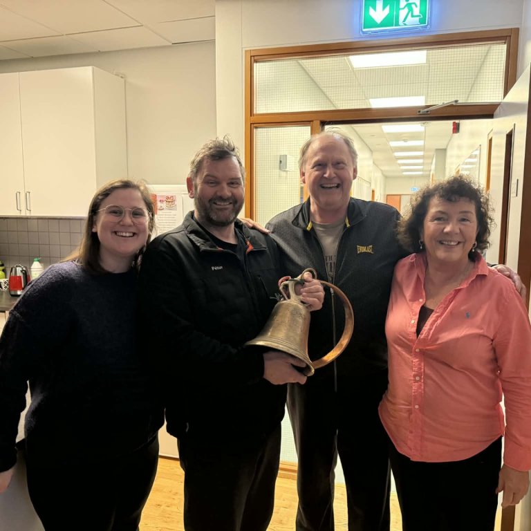 Gamla skólabjallan á leiðinni heim