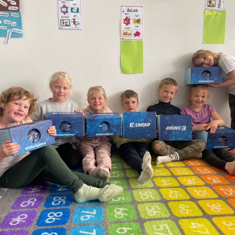 Nemendur 1. bekkjar fá hjálma að gjöf