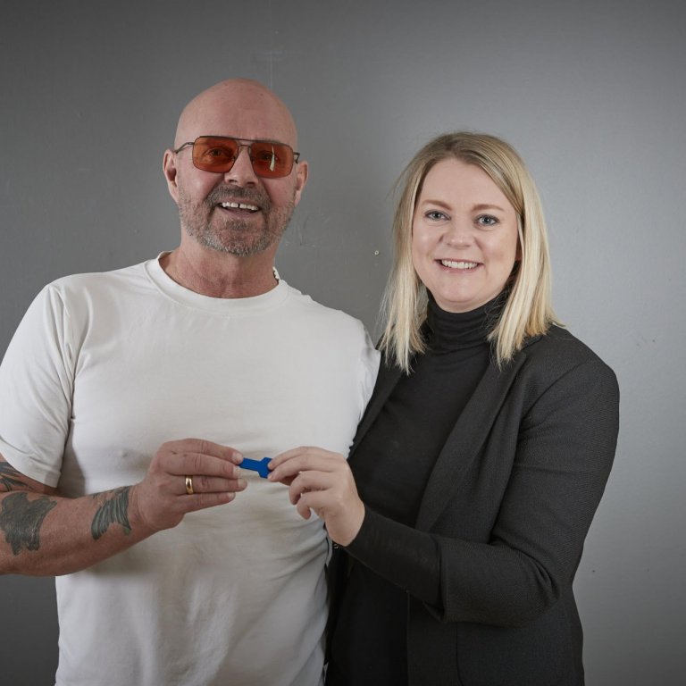 Dagný Jónsdóttir, fyrrum nemandi við Grunnskóla Eskifjarðar, afhenti Bubba upptökuna.