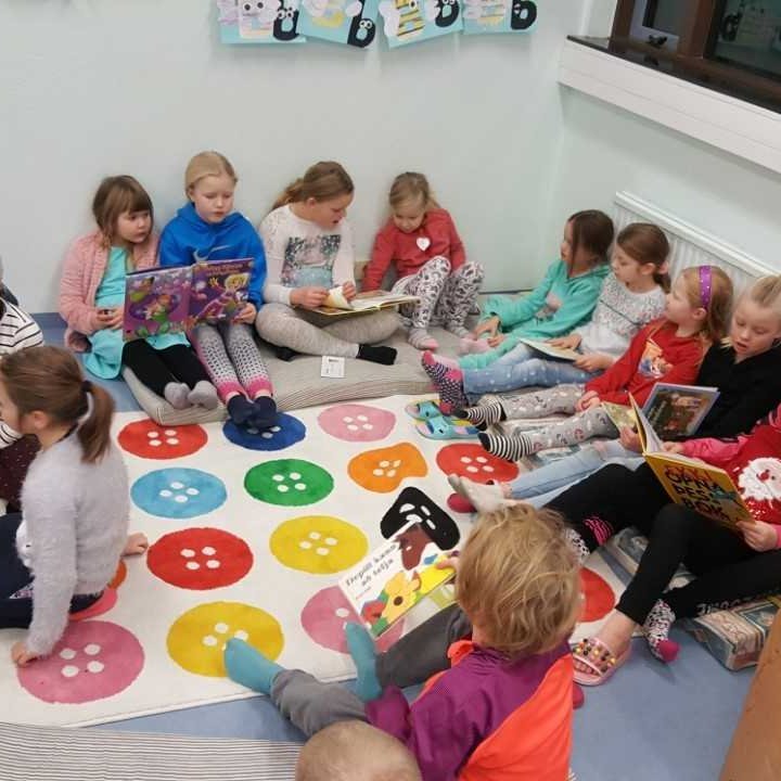 Nemendur 4. bekkjar lesa fyrir 1. bekkinga