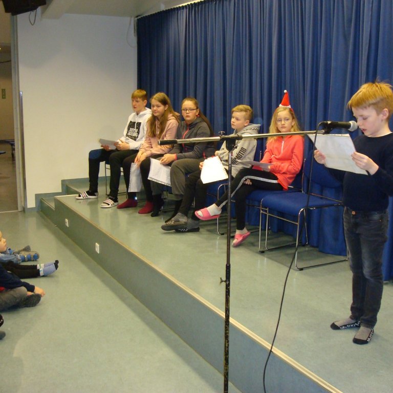 Tómas í 3. bekk les af snilld upp úr nýrri bók