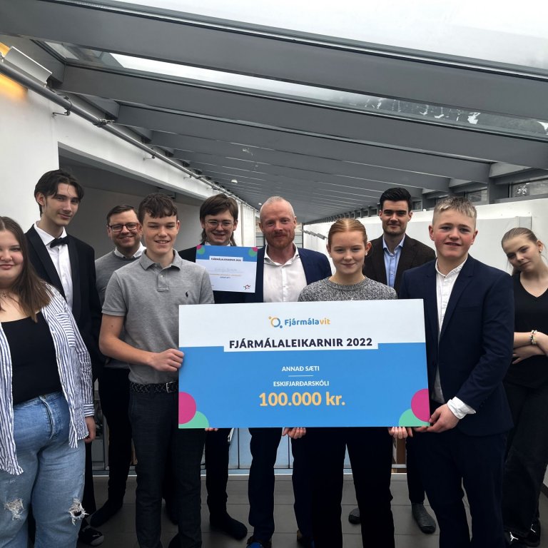 Hér má sjá hluta af 10. bekkingum ásamt þeim Benedikt, Brynjari og Heiðari Högna Guðnasyni umsjónark…