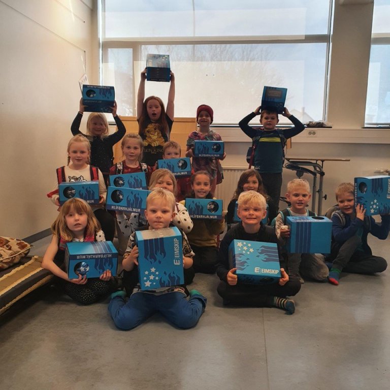 1. bekkur fær hjálma