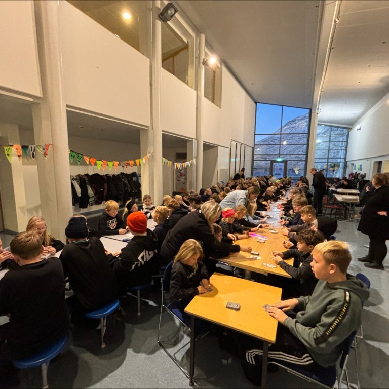 Nemendur Eskifjarðarskóla spila Olsen Olsen.