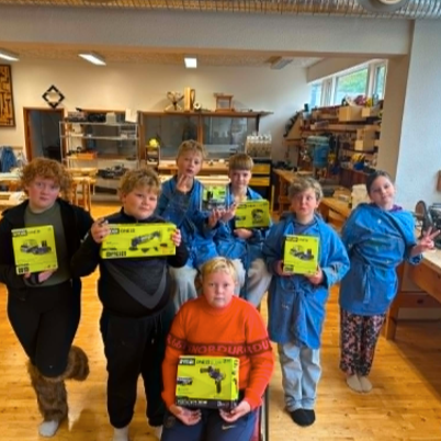 Sagir, borvélar og stórhugur: Verkfærasalan og Eskja styðja við smíðadeildina!