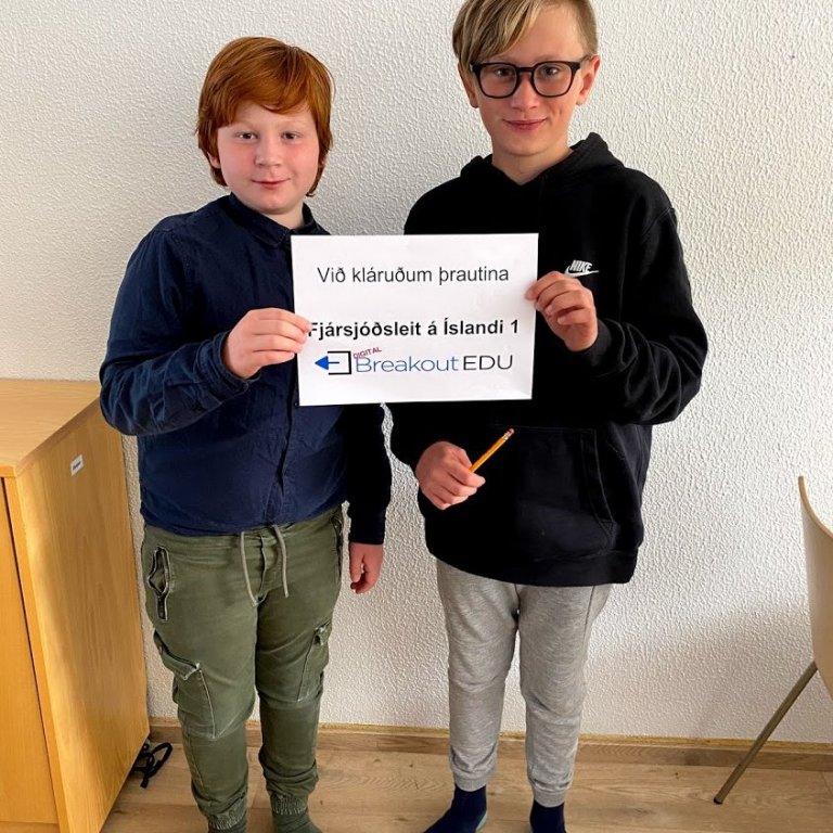 Flottir strákar af miðstiginu ánægðir með verk sitt.