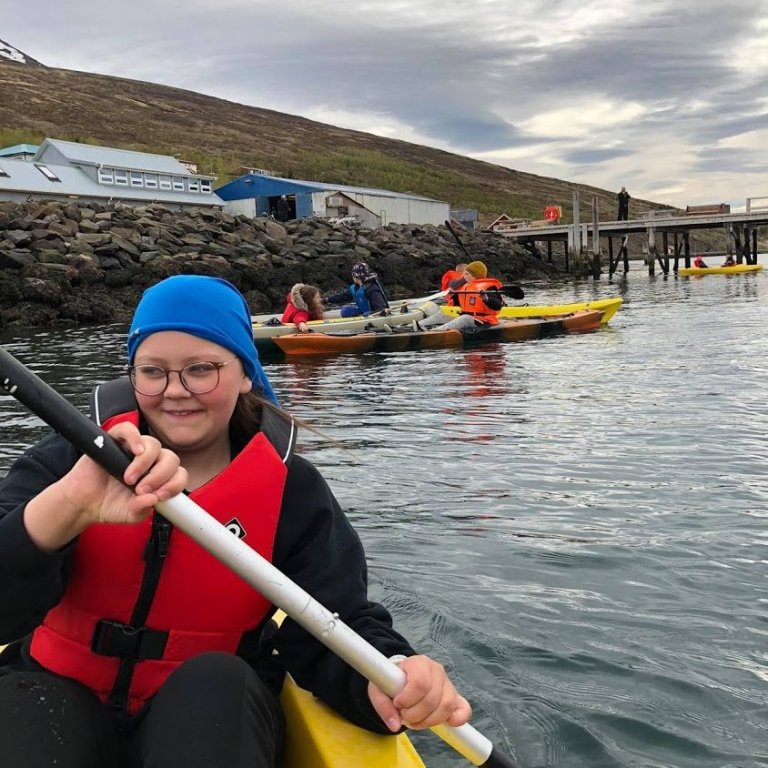 Hressir krakkar á miðstiginu á kajökum frá Sjósporti.